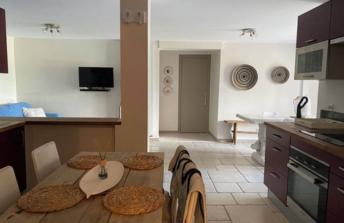 Saint-Paul-en-Foret Villa | Spacious 8-Person Villa by Lake with Private Pool