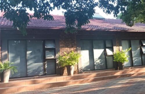 Akasia House | Inviting 8 Soenie Avenue Self-Catering: Guest Rated 9/10