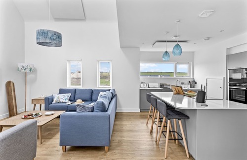 North Buckland Cottage | Eco-Friendly Retreat at 8 The Vista with Hot Tub & Pool