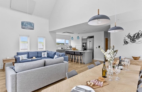 North Buckland Cottage | Eco-Friendly Retreat at 8 The Vista with Hot Tub & Pool