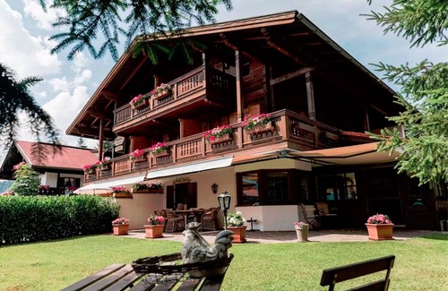 Entfelden Apartment | Spacious 3-Bedroom Apartment with Kitchen & Balcony Access