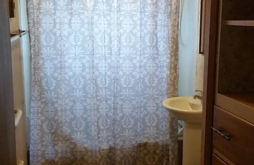 Klamath Falls House | Comfortable 80+ Day Stay with Kitchen & BBQ Firepit