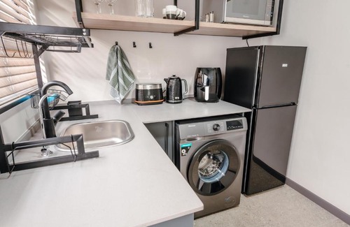 Potchefstroom Apartment | Experience 80 on Thabo: Guests Love It with 9.3/10 Rating