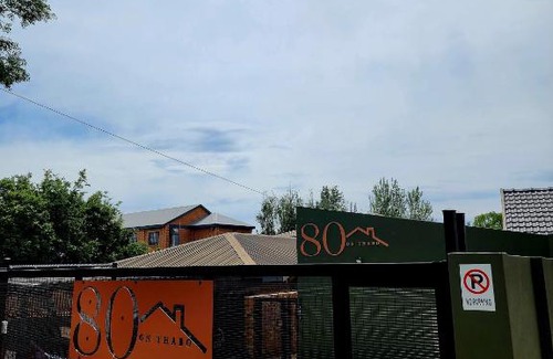 Potchefstroom Apartment | Experience 80 on Thabo: Guests Love It with 9.3/10 Rating