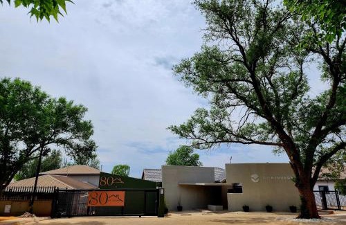 Potchefstroom Apartment | Experience 80 on Thabo: Guests Love It with 9.3/10 Rating