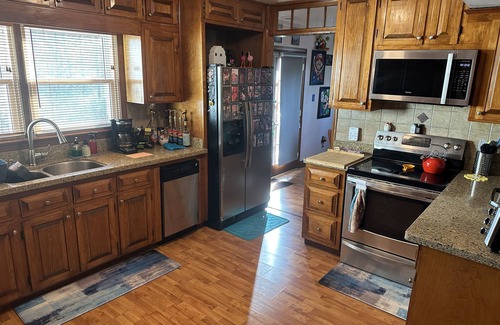 Southeast Raleigh House | Retro 80's House with Breakfast Near Downtown & Walnut Creek