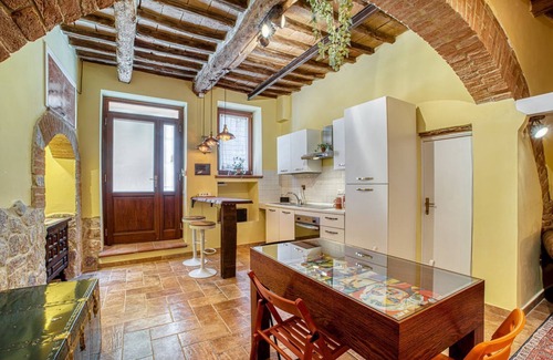 Old Town Apartment | 80 sqm apartment for 2 people, with a private entrance and located on the ground floor (a few steps to access). Just a short walk from the University of Perugia, in a lively and well-served area, full of bars, restaurants, and shops. Ideal for students o