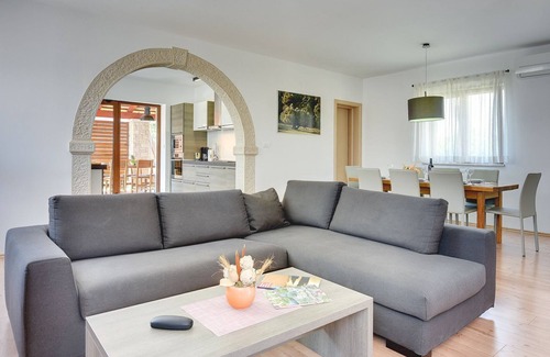 Barbariga House | Seaside Retreat: Ocean View & Private Pool, Steps from Beach
