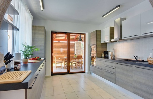 Barbariga House | Seaside Retreat: Ocean View & Private Pool, Steps from Beach