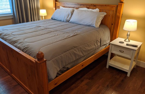 Post Falls House | Spacious Guest House with Ocean Views and Spa Amenities