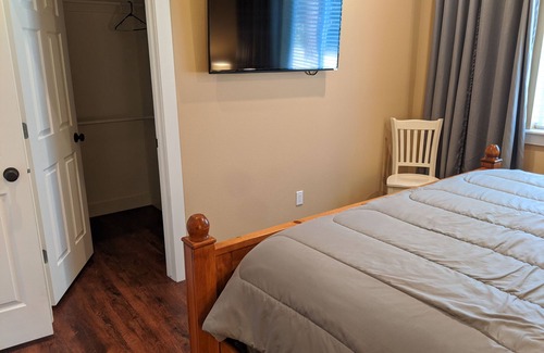 Post Falls House | Spacious Guest House with Ocean Views and Spa Amenities
