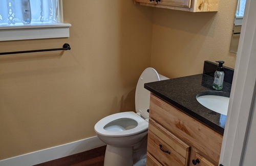Post Falls House | Spacious Guest House with Ocean Views and Spa Amenities