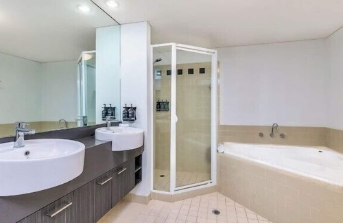 East Perth Apartment | 805 Secluded Spacious Sky Parlour For Family Pool+Gym