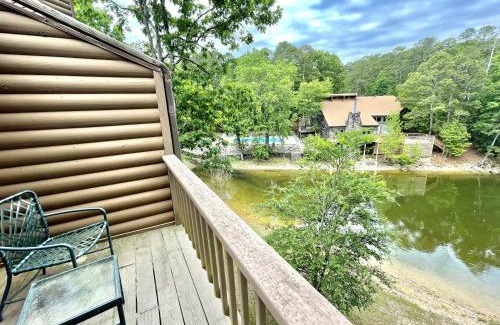 Mount Ida Apartment | Cozy Four-Bedroom Lakeview Condo with Pool & Pet Friendly