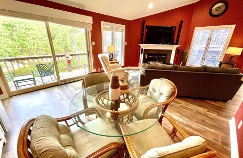Mount Ida Apartment | Cozy Four-Bedroom Lakeview Condo with Pool & Pet Friendly