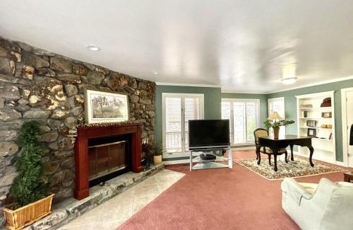 Mount Ida Apartment | Cozy Four-Bedroom Lakeview Condo with Pool & Pet Friendly