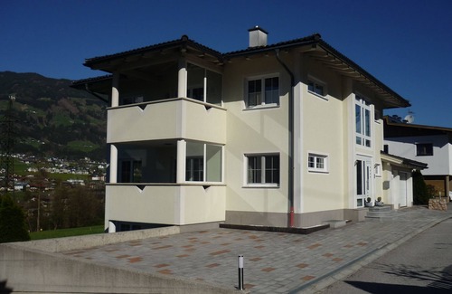 Hart im Zillertal House | Spacious 80m² Apartment with Pool and Terrace, Rated 9.8