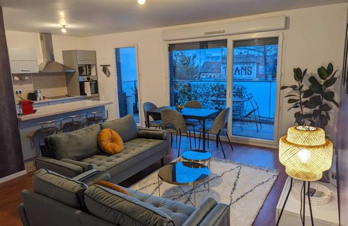 Petit-Ivry Apartment | Spacious Family Apartment with Hot Tub, 10/10 Guest Rated