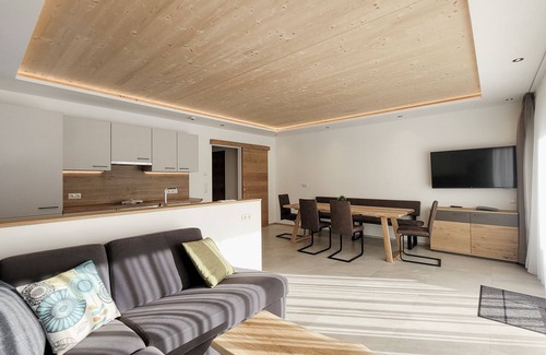 Bichlbach Apartment | Modern 80m² Apartment with Terrace, Pool & Ski Access