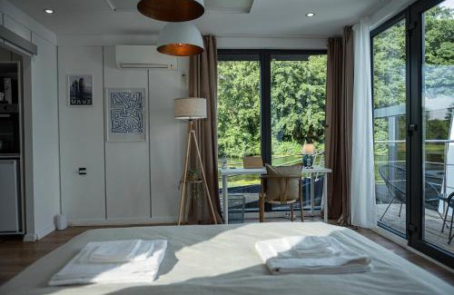 Billbrook Boat Rental | Private Houseboat in Hamburg-Mitte - Family Friendly Retreat