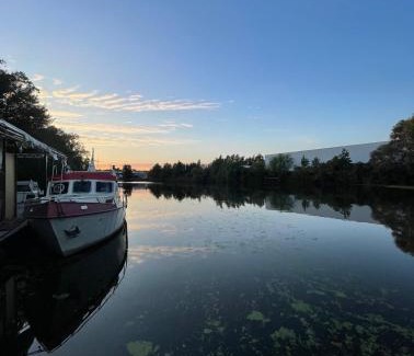 Billbrook Boat Rental | Private Houseboat in Hamburg-Mitte - Family Friendly Retreat