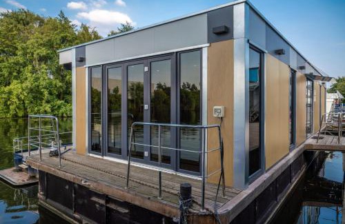 Billbrook Boat Rental | Private Houseboat in Hamburg-Mitte - Family Friendly Retreat