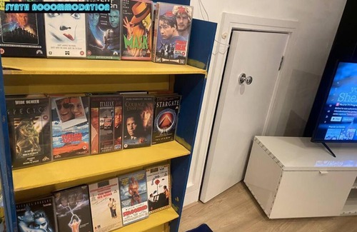 Wimbledon Apartment | Retro 3-Bedroom Apartment in Wimbledon with Arcade & Netflix