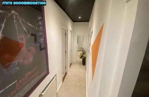 Wimbledon Apartment | Retro 3-Bedroom Apartment in Wimbledon with Arcade & Netflix