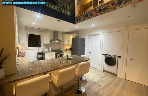 Wimbledon Apartment | Retro 3-Bedroom Apartment in Wimbledon with Arcade & Netflix
