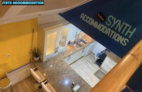 Wimbledon Apartment | Retro 3-Bedroom Apartment in Wimbledon with Arcade & Netflix