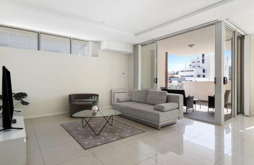 Mascot Apartment | 81M City View Abnb-Style 3BR Near Mascot Station with 2 FPKG