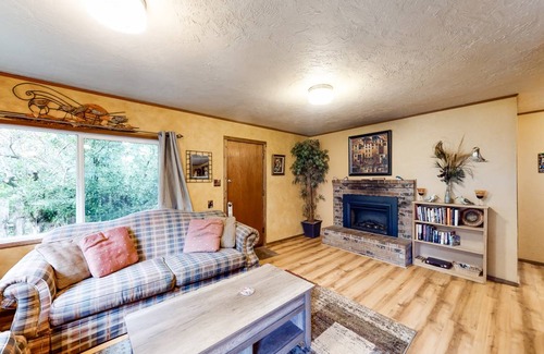 Yachats House | Spacious 2-Bedroom Home for Up to 4 Guests, Pet Friendly