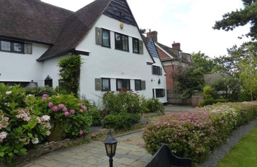 Copers Cope Apartment | Pet-Friendly Retreat at 83 Downs Hill with Breakfast Included