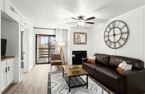 Gatlinburg Apartment | Renovated 2-Bedroom Retreat with Pool and Scenic Views