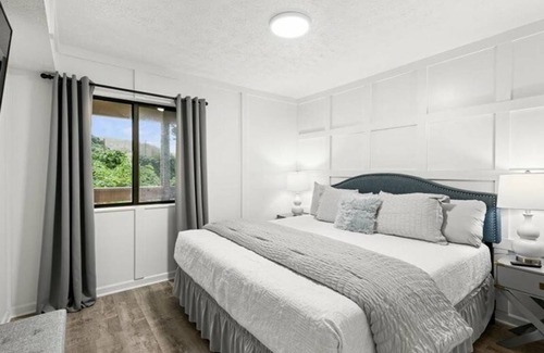 Gatlinburg Apartment | Renovated 2-Bedroom Retreat with Pool and Scenic Views