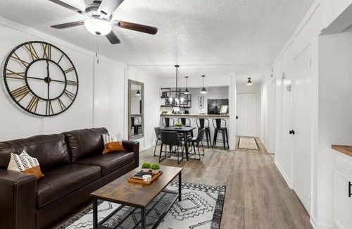 Gatlinburg Apartment | Renovated 2-Bedroom Retreat with Pool and Scenic Views