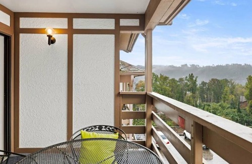 Gatlinburg Apartment | Renovated 2-Bedroom Retreat with Pool and Scenic Views