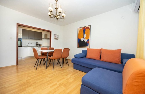 Trogir Apartment | Spacious 3-Bedroom Apartment for 7 Guests with Kitchen
