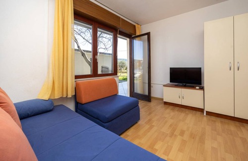Trogir Apartment | Spacious 3-Bedroom Apartment for 7 Guests with Kitchen