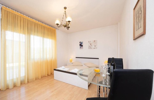 Trogir Apartment | Spacious 3-Bedroom Apartment for 7 Guests with Kitchen