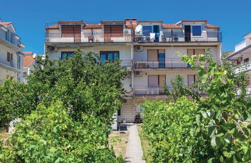 Trogir Apartment | Spacious 3-Bedroom Apartment for 7 Guests with Kitchen