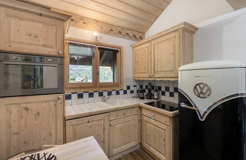 Meribel Village Apartment | Spacious 4-Bedroom Apartment with Pool & Mountain View