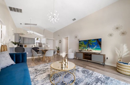 Lindfields House | Relaxing Oasis Home with Private Pool and Grill Amenities