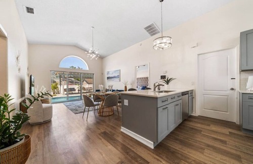 Lindfields House | Relaxing Oasis Home with Private Pool and Grill Amenities