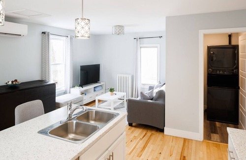 Queens Square House | Pet-Friendly Retreat with King Bed Near Victoria Row