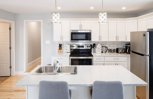 Queens Square House | Pet-Friendly Retreat with King Bed Near Victoria Row