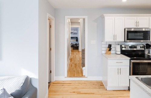 Queens Square House | Pet-Friendly Retreat with King Bed Near Victoria Row