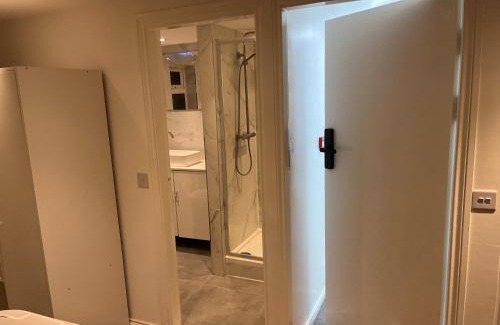 Wealdstone House | Classic Comfort at 87 in Harrow with Inviting Hot Tub