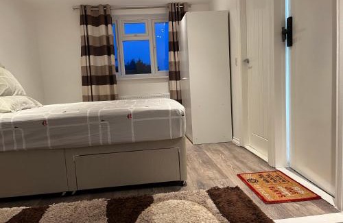 Wealdstone House | Classic Comfort at 87 in Harrow with Inviting Hot Tub