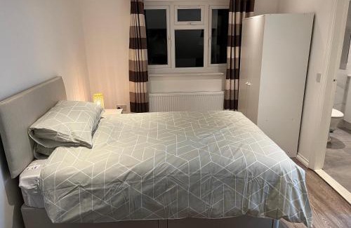 Wealdstone House | Classic Comfort at 87 in Harrow with Inviting Hot Tub